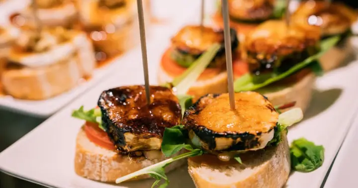 Tour gastrónomico de Bilbao con Pintxos y Bebidas con un Local