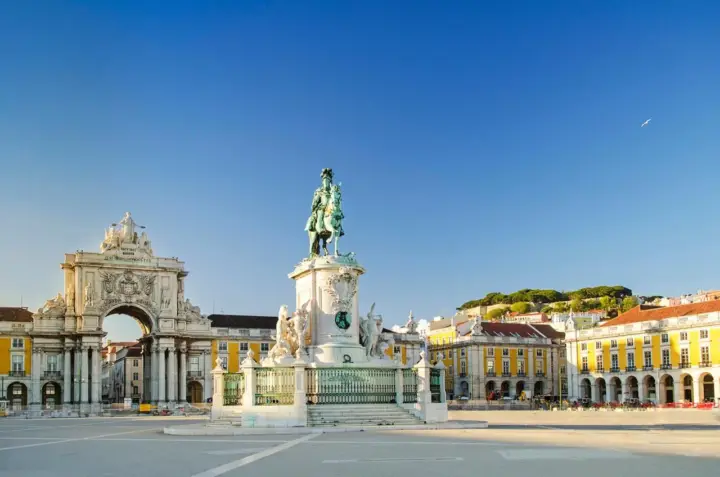 Lisbon: Tuk Tuk Hop-On Hop-Off Tour