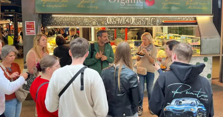Barcelona: Street Food & Sightseeing Tour with Local Market