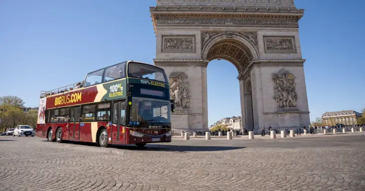 París: Entrada al Arco de Triunfo y tour con paradas libres en Big Bus