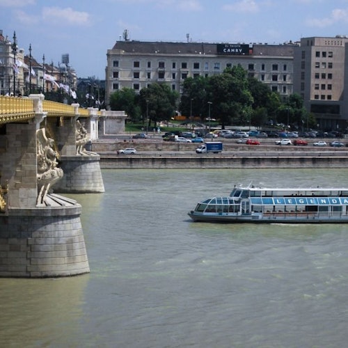Budapest: Danube River Daytime Sightseeing Cruise + Audio Guide + Drinks