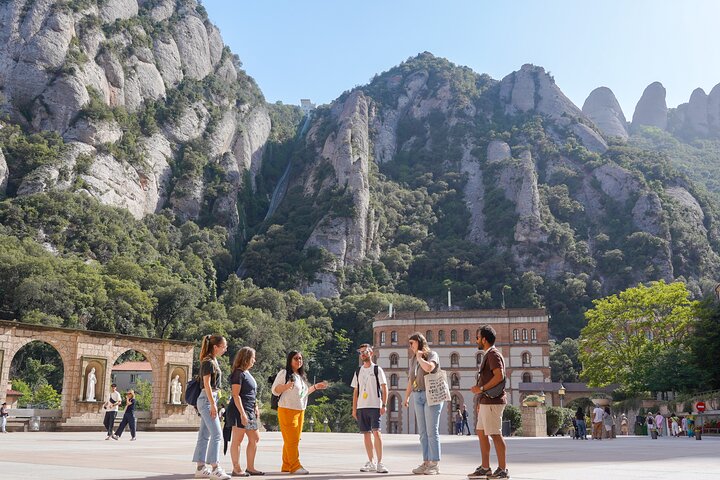 Barcelona y Montserrat panorámicas con tren de ruedas dentadas