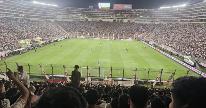 Experiencia futbolística con aficionados locales y bebidas en Lima