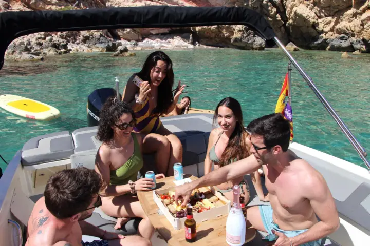 Private Boat Tour, Captain, Fuel, Drinks, Food, Snorkel, Padel Surf incl