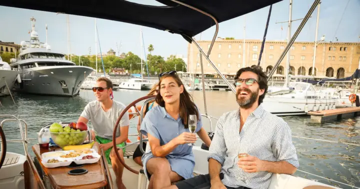 Barcelona: Brunch ligero en velero con bebidas incluidas