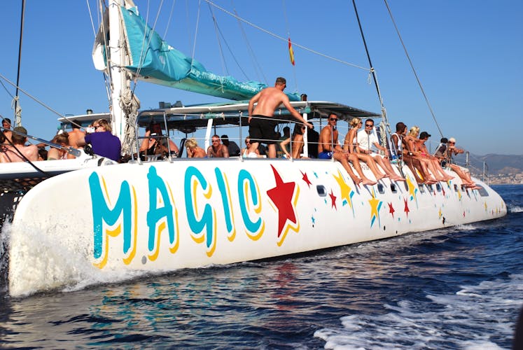 Paseo en catamarán por la Bahía de Palma con barbacoa y traslado