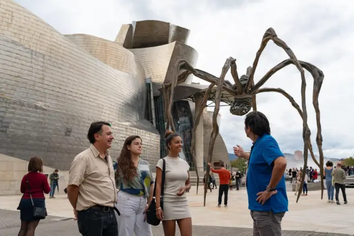 Tour privado a pie de 4 horas por la ciudad de Bilbao.
