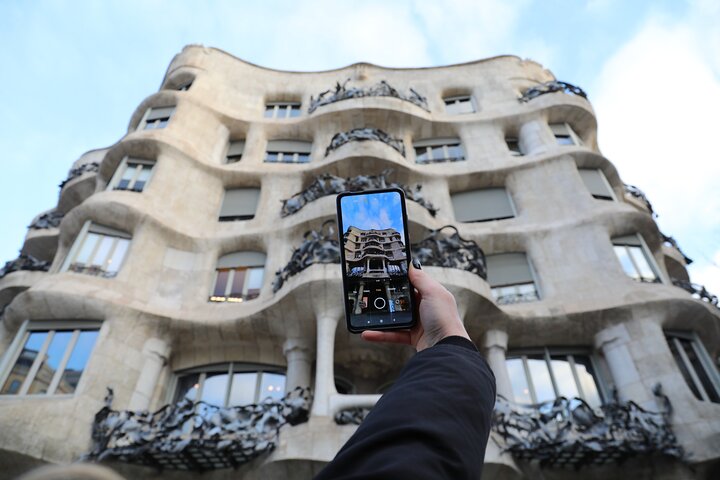 Visita guiada privada por la mañana de La Pedrera con entrada Casa Batlló