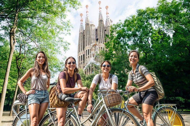 Tour privado en bicicleta/eBike por Barcelona y entradas para la Sagrada Familia