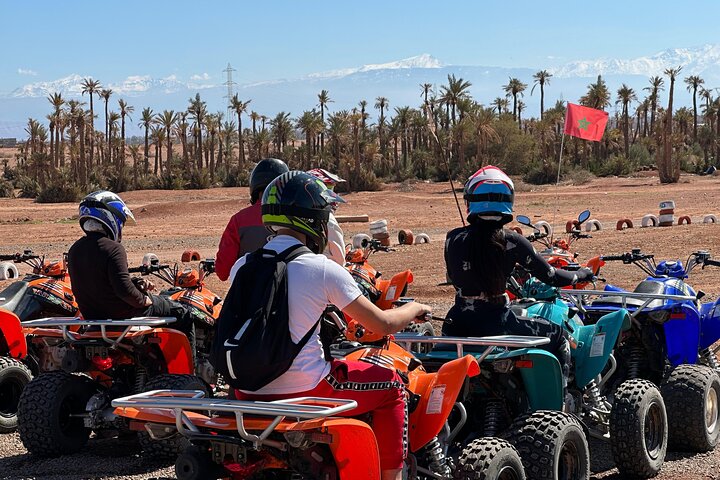 Experiencia en quad en Marrakech, parada de té y foto con palma