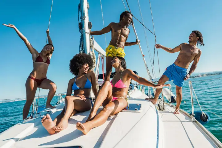 Desde Cancún: Disfruta en un catamarán por Islas Mujeres con comida Buffet