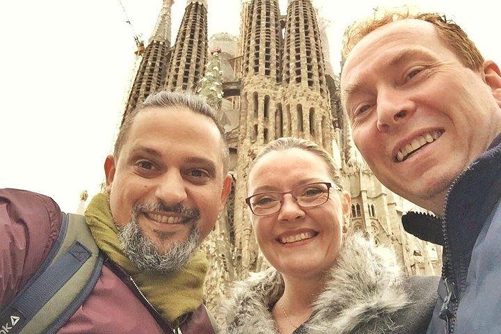 Tour privado de degustación de comida y bebida y Sagrada Familia sin colas