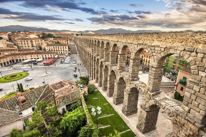 Tour a Ávila y Segovia con Tickets a Monumentos desde Madrid
