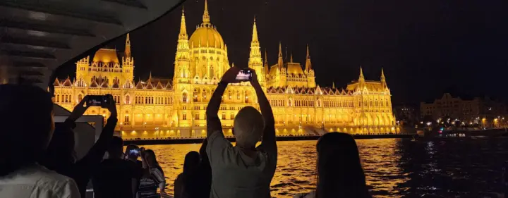 Budapest: Crucero turístico nocturno o diurno