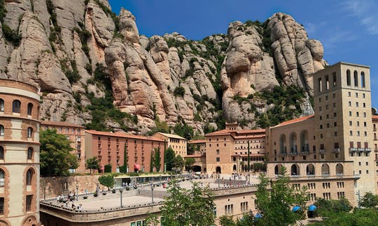 Traslado a la montaña de Montserrat al amanecer
