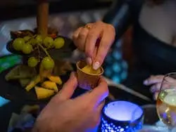 Crucero nocturno por los canales de Ámsterdam con queso y vino
