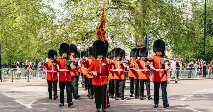 London: Changing of the Guard Tour by Buckingham Palace