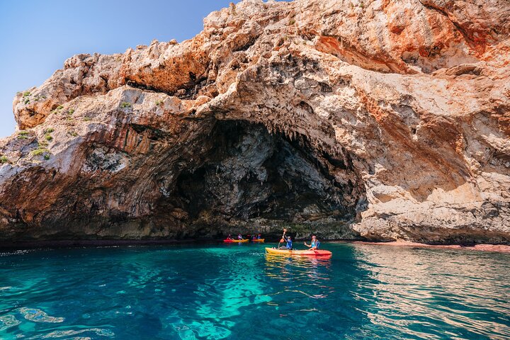 Cala Varques: expedición guiada en kayak a cuevas marinas y snorkel