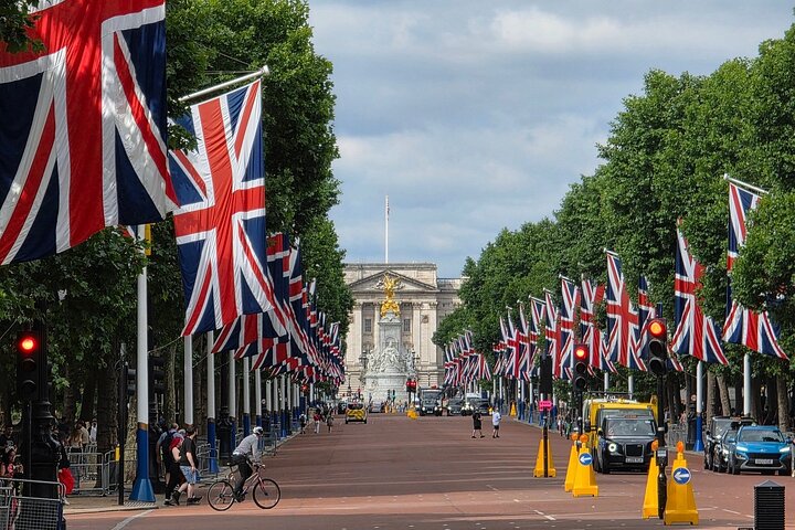 Walking Tour from Buckingham Palace to Westminster Abbey — Expert Guide