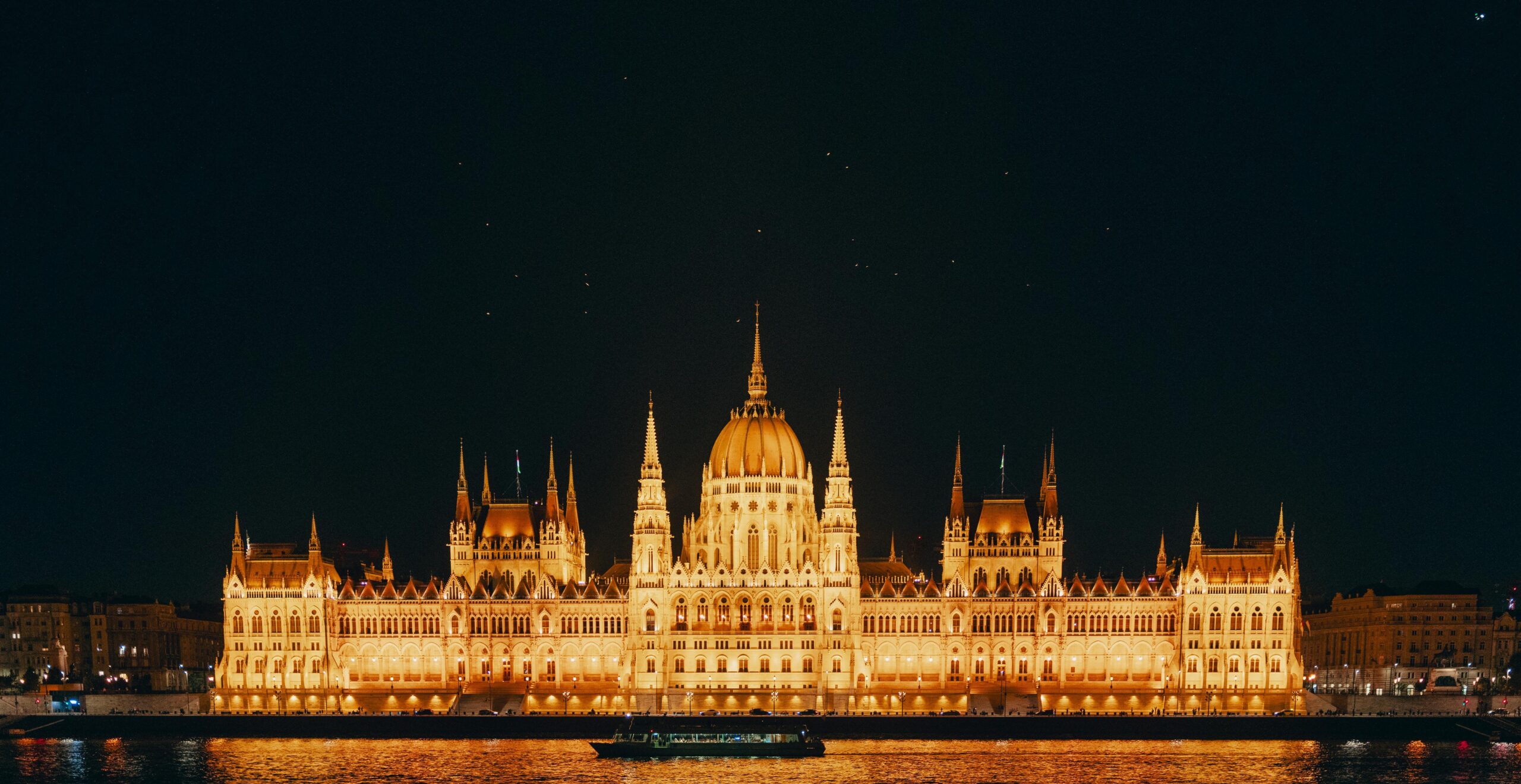 Crucero turístico nocturno de 1 hora por Budapest