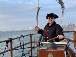 Paseo en barco pirata al atardecer