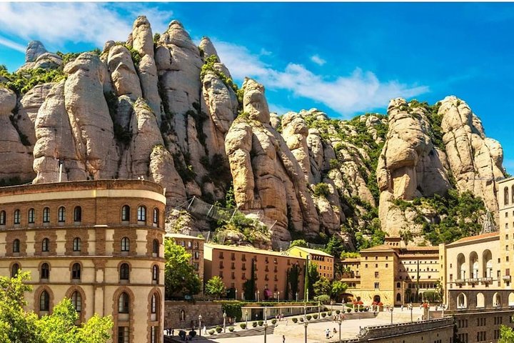 Visita guiada a Montserrat con tren y teleférico (grupo pequeño)