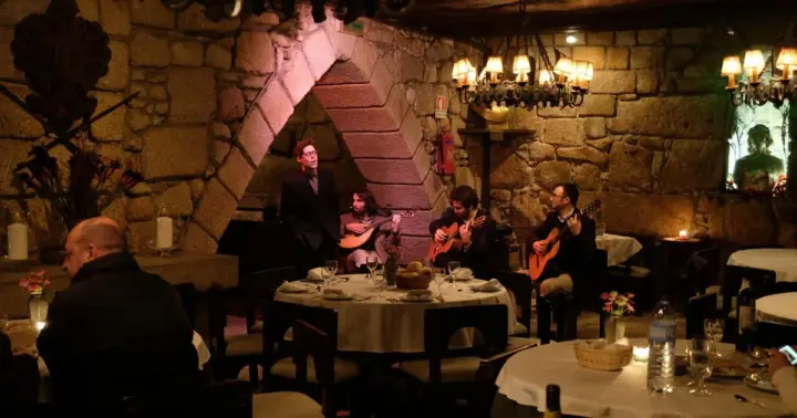 Paseo nocturno por Oporto y cena con fado