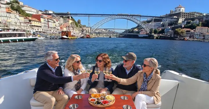 Oporto: paseo en yate de lujo, 7 puentes, bebida y opción al atardecer
