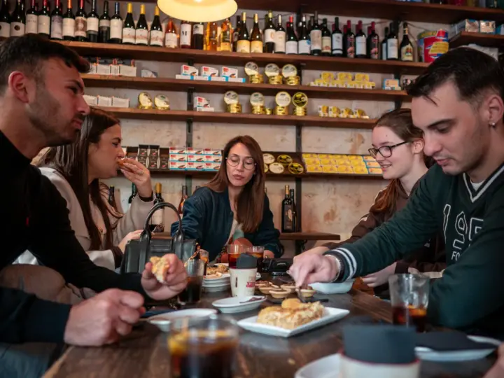 Barcelona: Gothic Quarter Tapas and Wine Small Group Tour