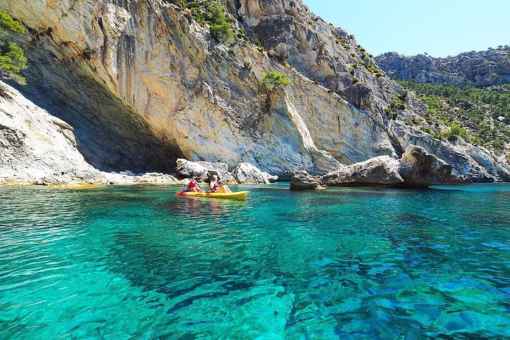 Bonita excursión en kayak de Sant Elm hacia Cala en Tió