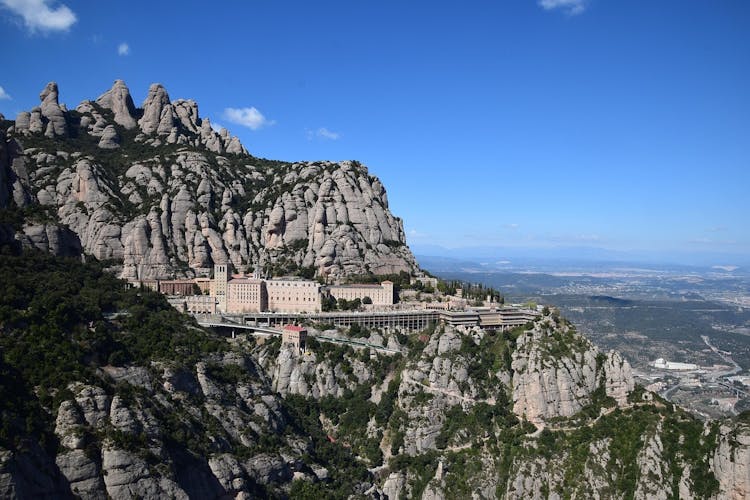 Excursión en grupo reducido a Montserrat con la Abadía desde Barcelona
