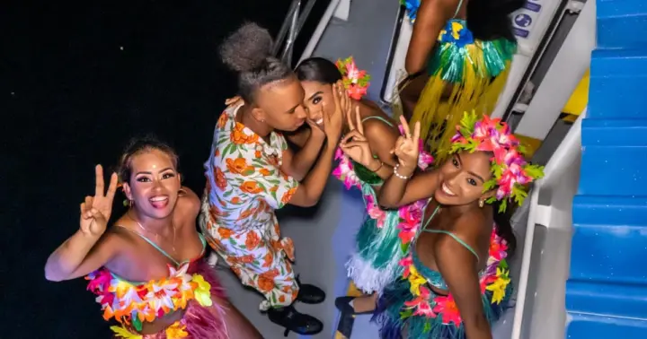 Fiesta de Noche Blanca en Barco: Cena Buffet, Bailes y Barra Libre