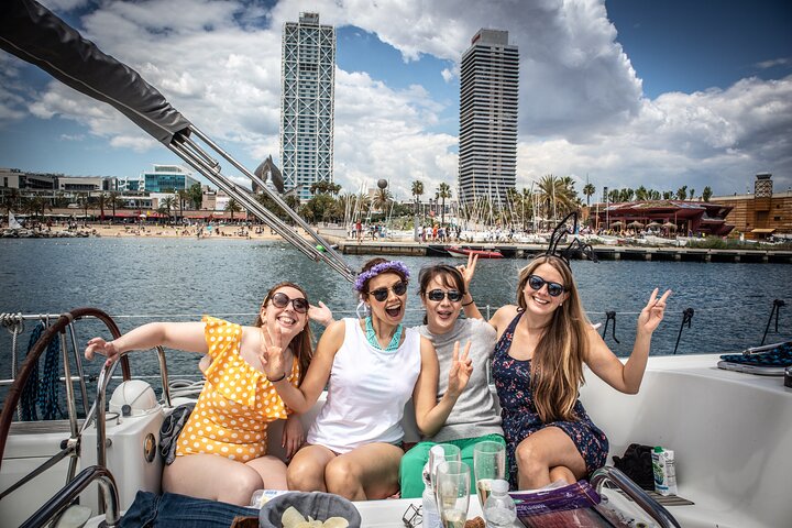 Paseo en velero privado por Barcelona con bebidas para familiares y amigos