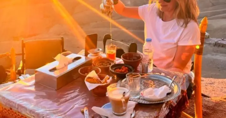 Desierto de Agafay: paseo en camello al atardecer, cena marroquí y espectáculo de fuego
