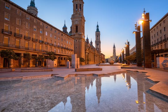 Evening walking tour with tapas in Zaragoza