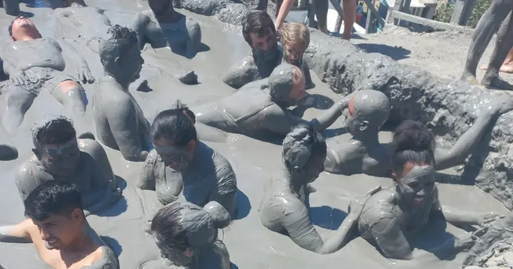 Cartagena: Excursión al Volcán de Barro con Almuerzo, Piscina y Playa
