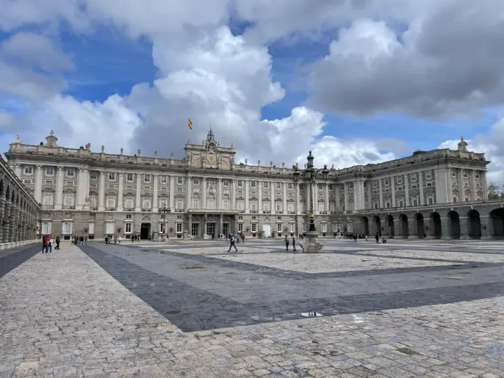 Madrid: Royal Palace tour - semi private or private