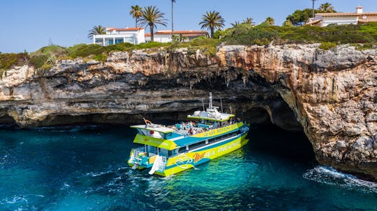 Paseo panorámico en barco desde Cala Millor con paradas opcionales para nadar