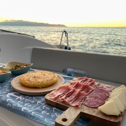Tenerife: Excursión privada en velero de 6 horas a Los Gigantes con baño, bebida y tapas