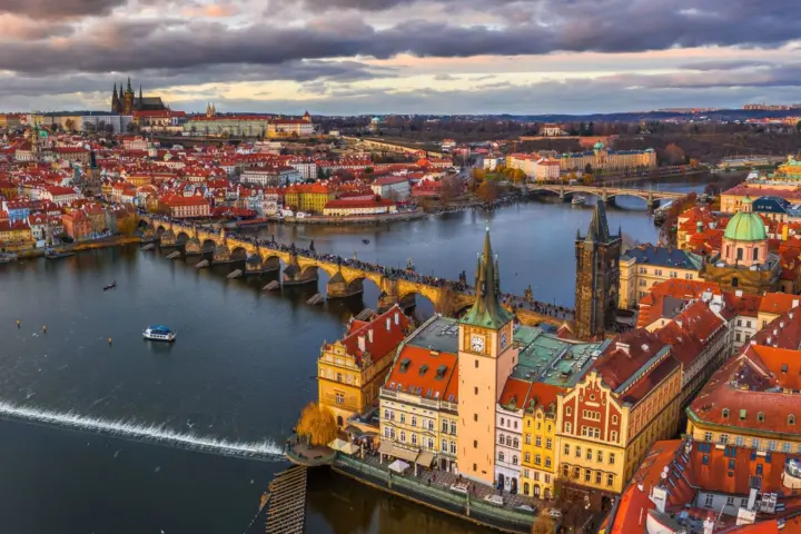 Praga: Visita al Castillo y al Barrio Judío con crucero y almuerzo