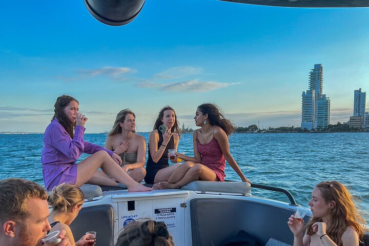 Fiesta atardecer barra libre en la bahía compartiendo con nativos