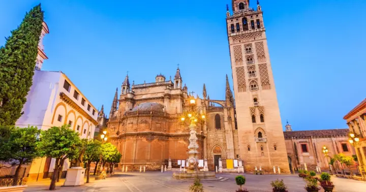 Sevilla: tour guiado con acceso rápido al Alcázar, la catedral y la Giralda