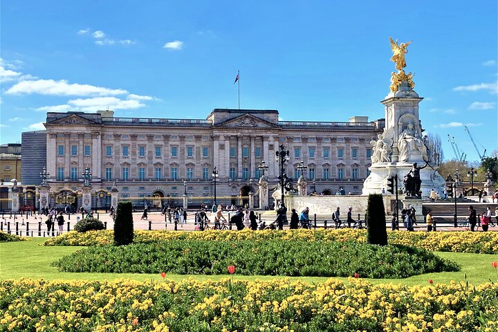 Buckingham Palace and Windsor Castle Escorted Tour from London