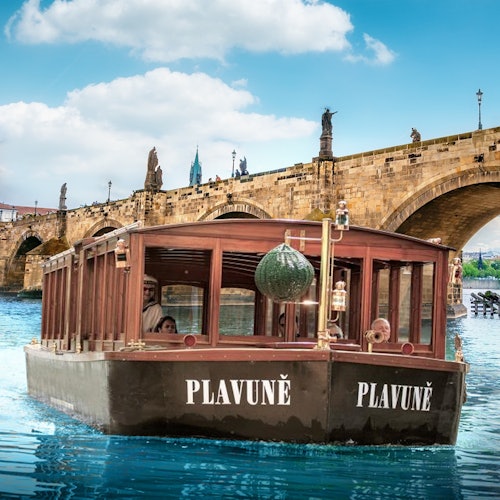 Praga: Visita guiada a pie por el Puente de Carlos + Crucero en barco por el río
