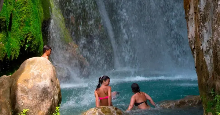 Desde Valencia: excursión de 1 día a las fuentes de Algar y al pueblo de Altea