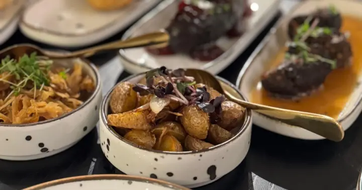 Riga Art Nouveau Guided Tour with Unique Food Tasting