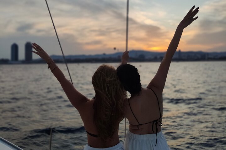 Velero Privado Barcelona hasta 11pax con Barco Premium y Aperitivos