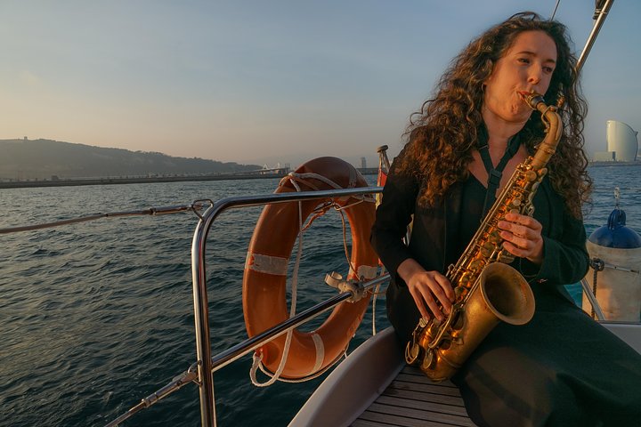 Experiencia de vela al atardecer con música de saxo en vivo y tapas españolas