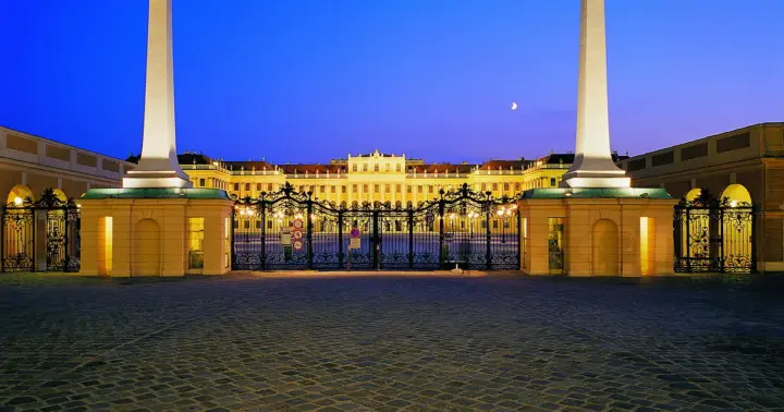 Vienna: Schönbrunn Palace Evening Tour, Dinner and Concert