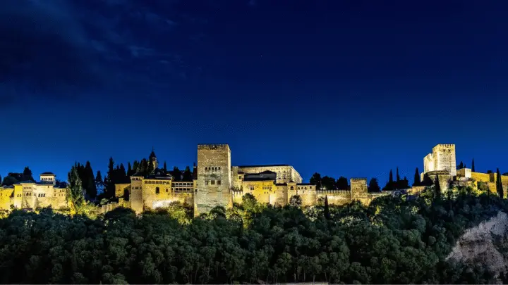 Alhambra: Palacios Nazaríes Tour nocturno guiado sin entradas